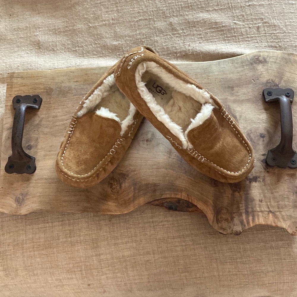 Ugg slippers women size 6 brand new NWOT tan